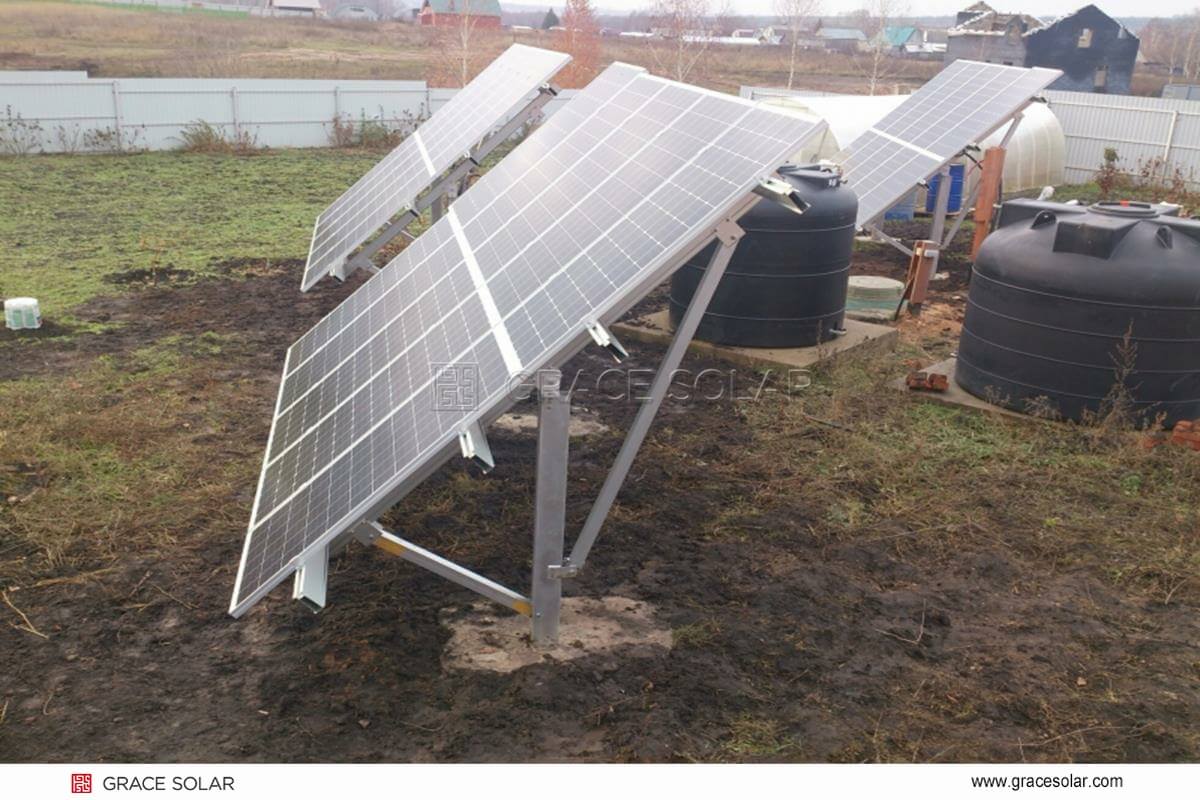 グレースソーラーの単柱打ち込み式ソーラー架台の設置例